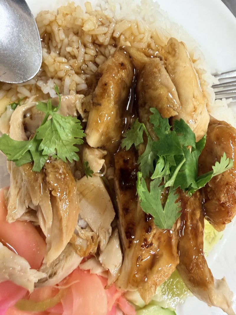 ข้าวมันไก่ราดซอส โรยผักชี