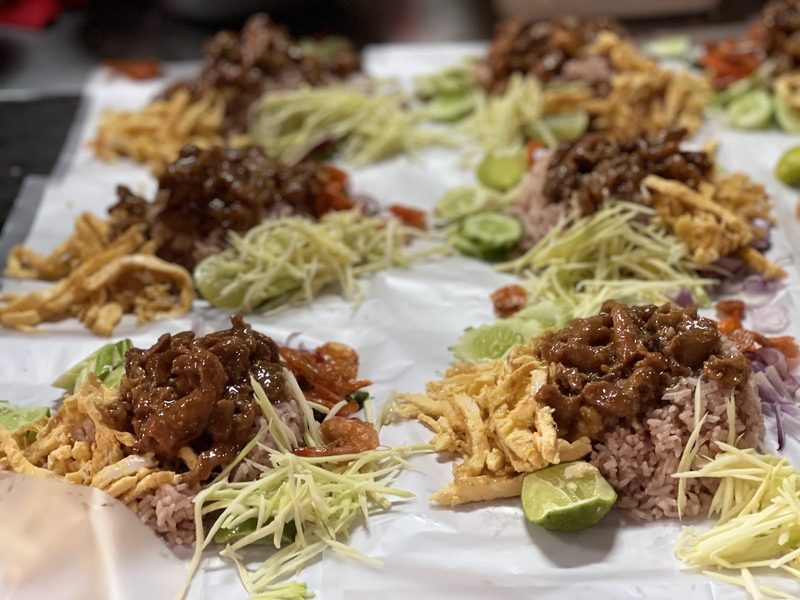 ข้าวคลุกกะปิหลายจานจัดเครื่องเรียงกันบนโต๊ะ