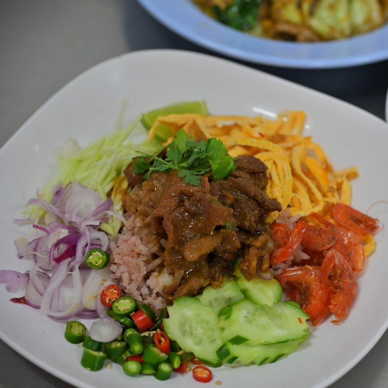 ข้าวคลุกกะปิมองจากด้านบน หมูหวาน ไข่ฝอย กุ้งแห้ง แตงกวา หอมแดง และพริก
