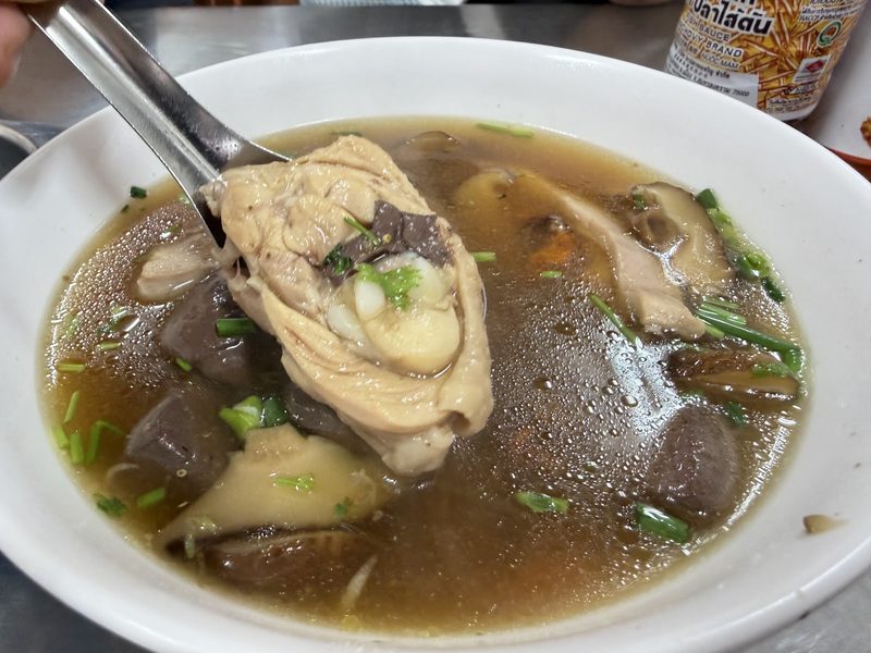 ซุปไก่น่องไก่กับเห็ดในน้ำซุปสีเข้ม