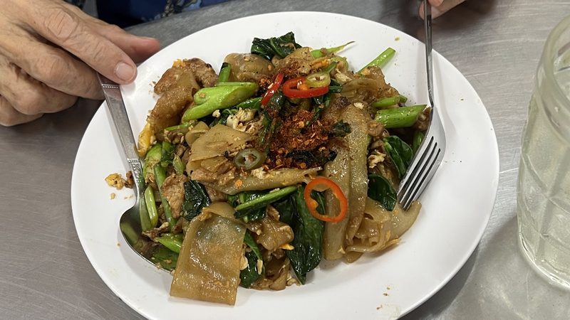 เส้นใหญ่ผัดซีอิ๊วหมูใส่ผักคะน้า