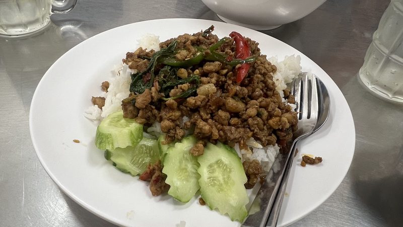 ข้าวราดกะเพราหมูสับกับแตงกวา