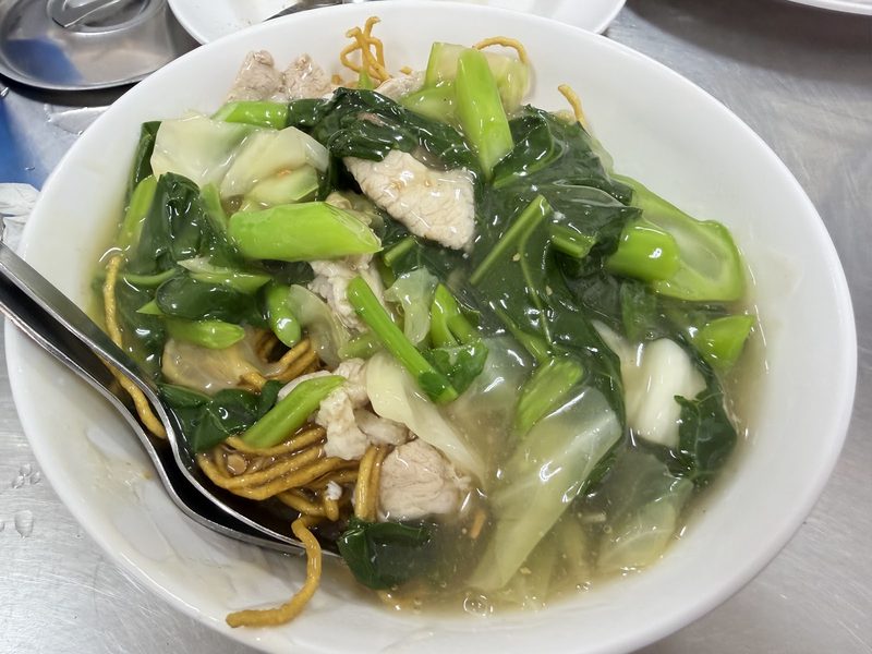 หมี่กรอบราดน้ำเกรวี่ ใส่หมูและผักคะน้า